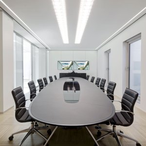 Ultra-clear tempered glass top on a Nomos meeting table