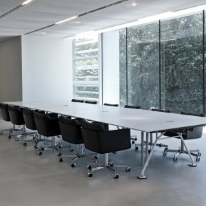 Nomos workstation with front screen and upper shelf superstructure