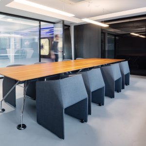 Nomos desk sharing layout in an American open plan office