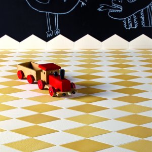 Tex Runner panel on mesh in white and yellow geometry