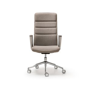 Fixed aluminum arms on That’s it Executive, an executive office chair by Quinti