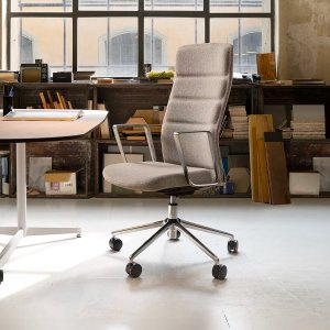 Black polypropylene 4D arms on That’s it Executive at a desk