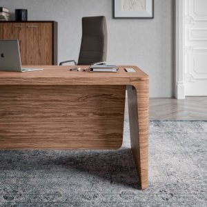 X10 desk with structural return for a US corner office