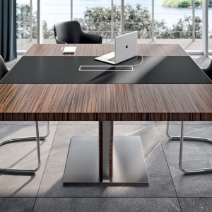 Optional veneered front panel of the X10 desk