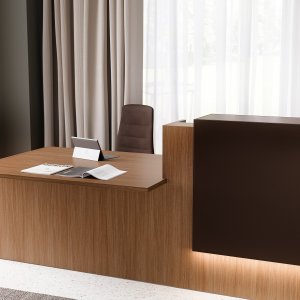 Visitor side of the Z2 by Quadrifoglio reception desk with matt lacquered front