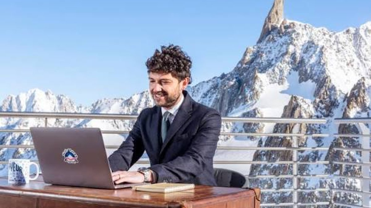 Why Women Feel Colder at the Office, and Where the Cold Actually Sits