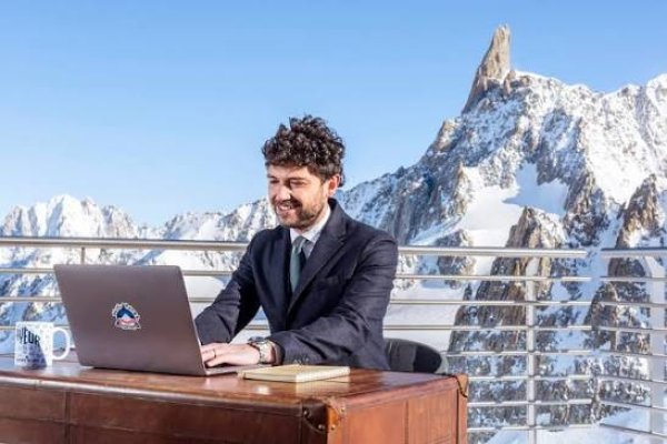 Why Women Feel Colder at the Office, and Where the Cold Actually Sits