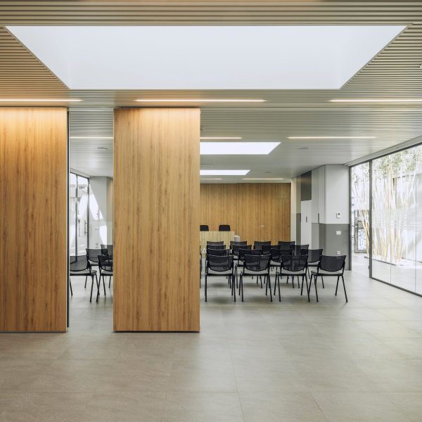 Anaunia operable wall splitting a U.S. hotel ballroom into breakout rooms