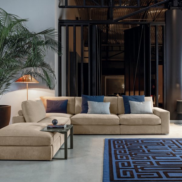 Flexteam Qubik sofa upholstered in leather in an executive lounge