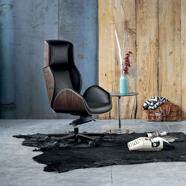 VOLARE advanced swivel chair by Vaghi at a US workstation